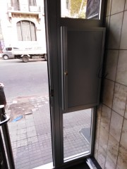 Imagen de Puerta edificio en Montevideo