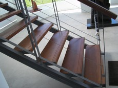 Escalera de metal y madera de lapacho